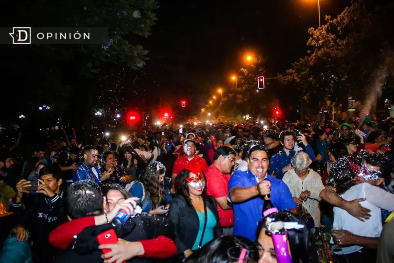 9551 celebracion de ano nuevo gente abrazandose.webp