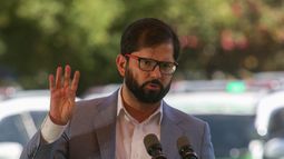 “Me avergüenza”: Boric critica a diarios que invisibilizaron a la mujer en acuerdo constitucional