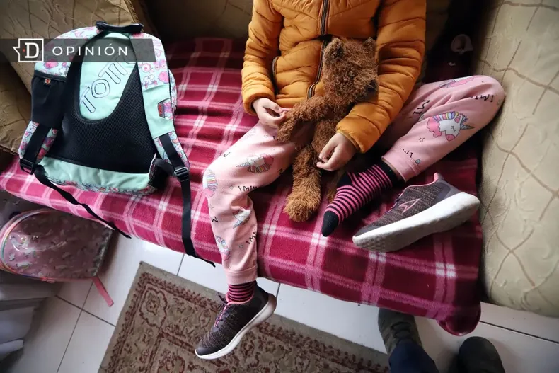 17340 imagen de un nino con un peluche en un sofa.webp