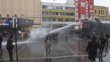 TEC, esguince y fractura: Suspenden a Carabinero que lesionó de gravedad a joven el 8M con carro lanza agua en Valparaíso