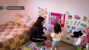 El Desconcierto | 4573 una madre con su hija pequena en su habitacion.jpg