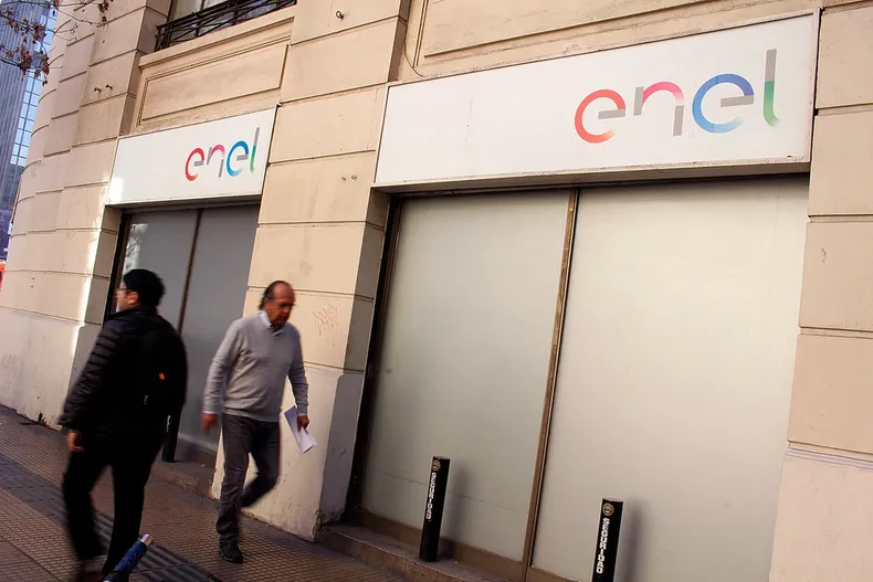 enel cobro mas de 11 6 millones en inmueble sin uso e intento suspender luz corte ordeno corregir cobros y mantener servicio.webp