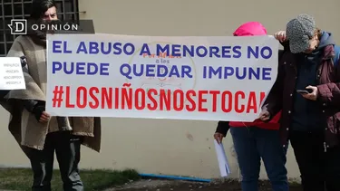 El Desconcierto | 27504 gente con un afiche contra el abuso de menores.webp