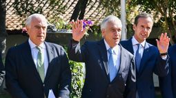Piñera funda nuevo foro conservador y apunta al gobierno: están conduciendo en forma equivocada