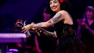 Hackeo al Ejército de México revela que Mon Laferte era seguida muy de cerca