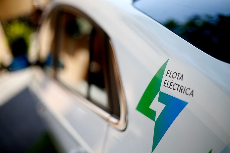 Imagen referencial sobre automóviles eléctricos y energía solar - Agencia Uno