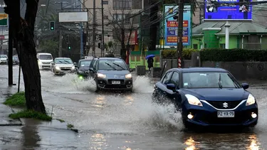 Informe de tránsito en Santiago por lluvias: Corte en Manuel Rodríguez por accidente y Metro con lentitud