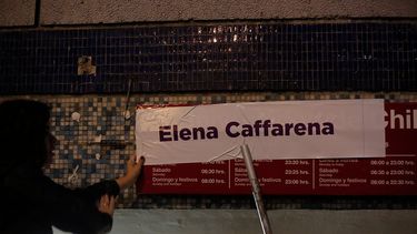 En la previa del #8M: Mujeres agitan el Súper Lunes feminista cambiando los nombres de las estaciones de Metro