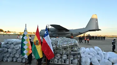 Cinco toneladas de ayuda humanitaria: Gobierno y FACh tienden una mano a Bolivia tras devastadoras lluvias