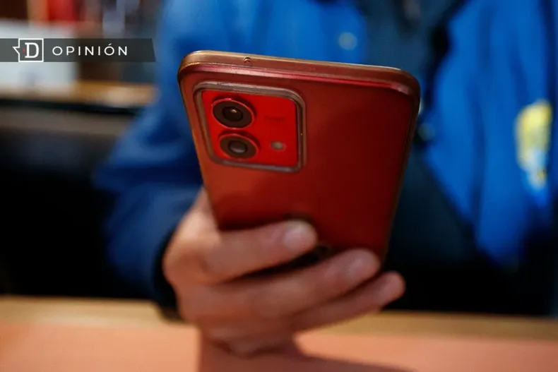 26870 una mano con un celular.webp