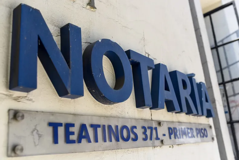 con fiscalizacion y tope de aranceles pero sin digitalizacion la reforma notarial que avanza en parte y deja mucho fuera.webp