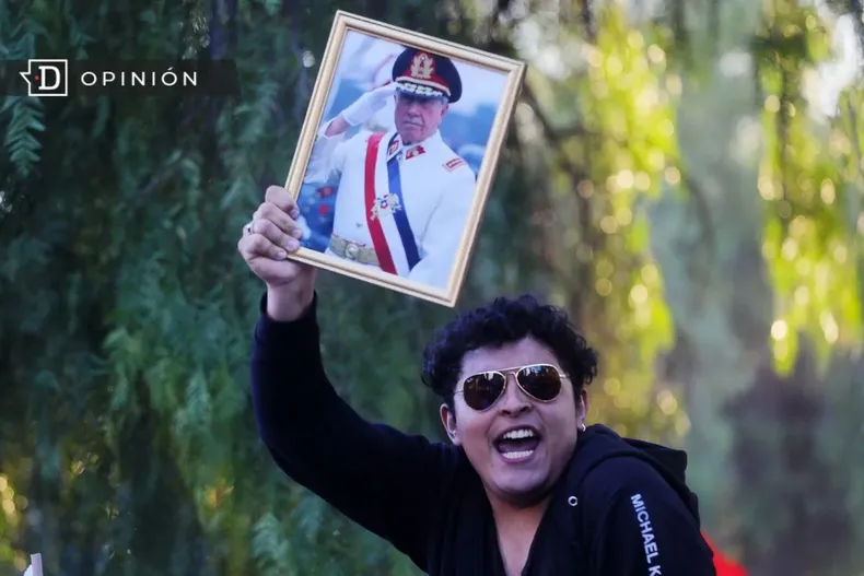 27999 persona celebrando con un cuadro de pinochet tras triunfo de.webp