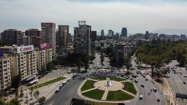Nublado variando a nubosidad parcial esperando la lluvia: Así estará el tiempo en Santiago