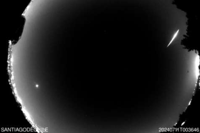 red chilena de camaras astronomicas capta veloz estrella fugaz de 1 kg cruzando los andes.png