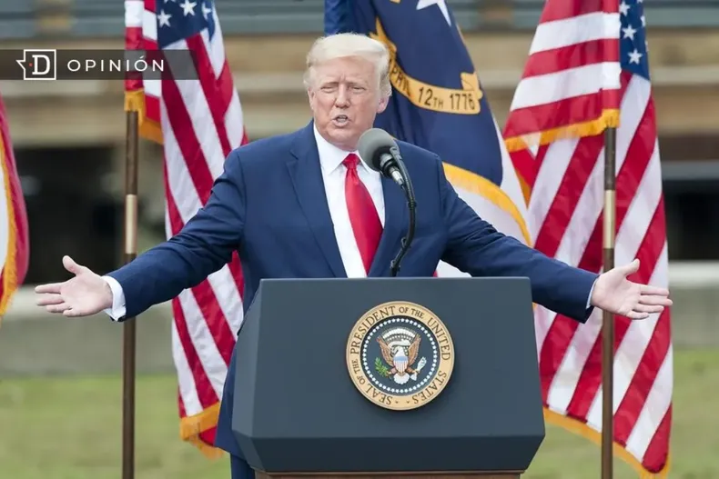 29154 donald trump en un podio.webp