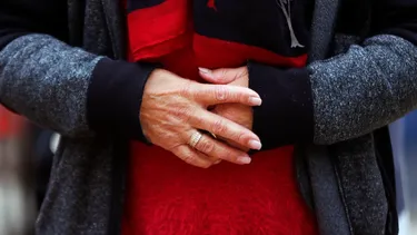 Mujer de 88 años lleva un mes esperando cirugía urgente por posible tumor cancerígeno: Corte exige respuestas a hospital