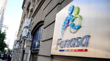 El Desconcierto | con fallo judicial obligan a fonasa entregar medicamento de 40 millones al mes a mujer con distrofia muscular.webp