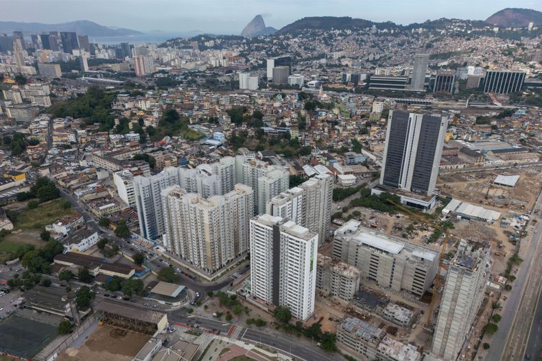 Vista aérea de la Región Portuaria de Río de Janeiro, donde nuevos complejos residenciales de alto estándar avanzan sobre antiguos tejidos populares. La revitalización urbana ha impulsado una fuerte valorización del suelo y procesos de especulación inmobiliaria. Mientras Brasil enfrenta un déficit habitacional estimado en más de 6 millones de viviendas (Fundação João Pinheiro), miles de unidades nuevas se concentran en segmentos de mercado inaccesibles para la población de bajos ingresos. Región Portuaria, Río de Janeiro, Brasil.