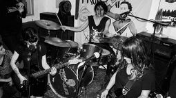 Abusos sexuales por parte de su ex compañero de banda: El crudo relato de la baterista de la banda punk Ellas No