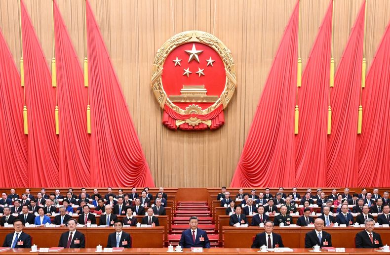 El Congreso Nacional del Pueblo cierra la cuarta sesión de su 14ª legislatura en el Gran Salón del Pueblo, Beijing, el 12 de marzo de 2026 — la misma sesión donde se aprobó el 15° plan quinquenal (2026-2030). Fotografía: Agencia Xinhua.
