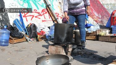 El Desconcierto | 5846 persona cocinando en olla grande al aire libre en un context.jpg