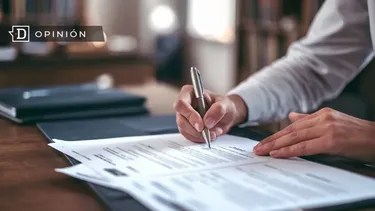 El Desconcierto | 14806 imagen de una persona firmando papeles.webp