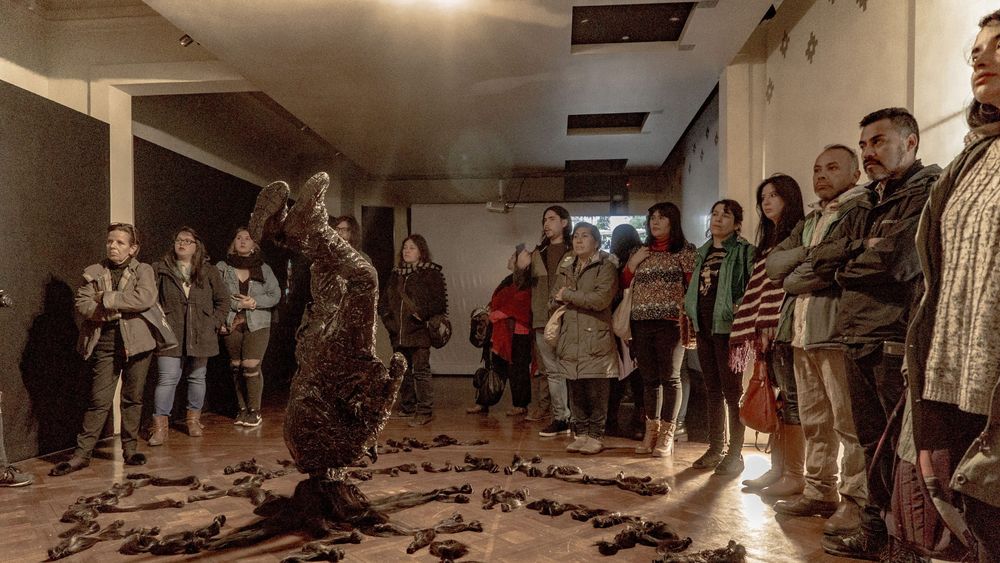 Con crítica a la utilización de los cuerpos mapuche: Sebastián Calfuqueo inauguró muestra en Museo Regional Araucanía