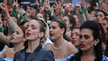 Con pañuelos verdes y cantos contra Macri: Mujeres homenajearon a Eva Duarte de Perón a un siglo de su nacimiento