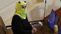 Todos contra Piñera: Pamela Jiles entra encapuchada a acusación constitucional contra el Presidente
