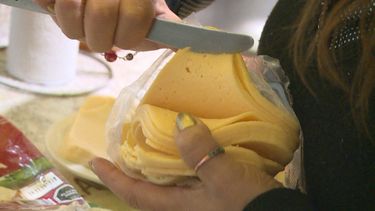 ¿Quién se ha llevado mi queso?: Denuncian que marcas venden un sucedáneo hecho en base a aceite de palma