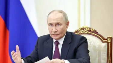Putin prohíbe series y películas donde mujeres posterguen la maternidad en un intento de aumentar la natalidad de Rusia
