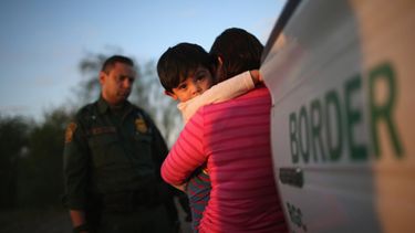 Quiero que sepas que no te he abandonado: La dolorosa carta de una mujer que fue separada de su hijo de 6 años en la frontera de EEUU