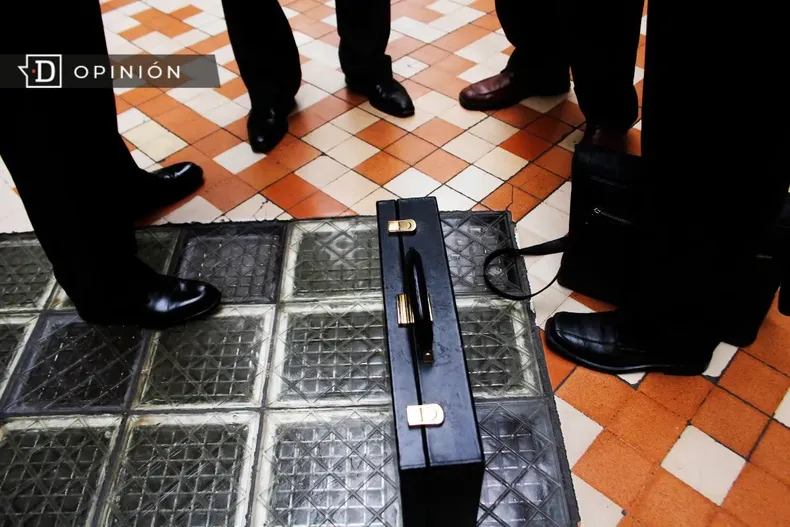 29829 hombres de pie ante un maletin.webp