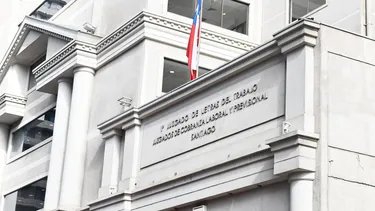 La llamaron inútil y penca: Cajera se autodespidió, probó en juicio acoso laboral y recibirá sueldos y cotizaciones adeudadas