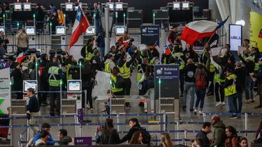 Aeropuerto de Santiago es un caos: Movilización de trabajadores provoca que pasajeros pierdan vuelos