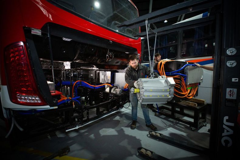 Industria y un experto analizan el momento y los desafíos de la electromovilidad en Chile a través de los avances tecnológicos y la nueva ley de reconversión.