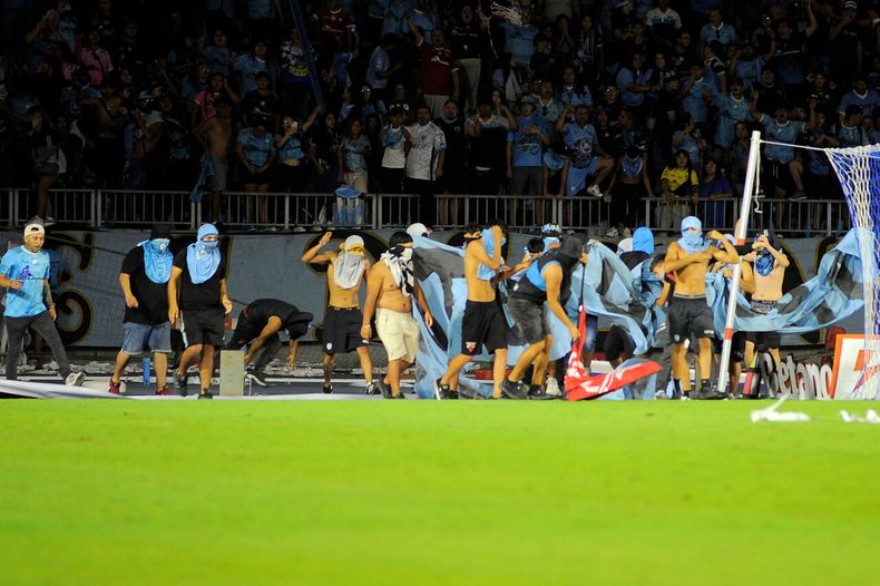12840 iquique hinchas.jpg