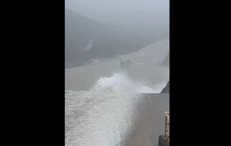 Embalse Colbun descarga.jpg