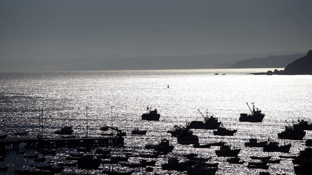 A pesar de rechazo de vecinos y alcaldes aprueban terminal de gas en bahía de Concepción