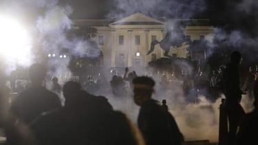 Protestas en EE.UU: Trump se esconde en un búnker luego de que manifestantes se acercaran a la Casa Blanca
