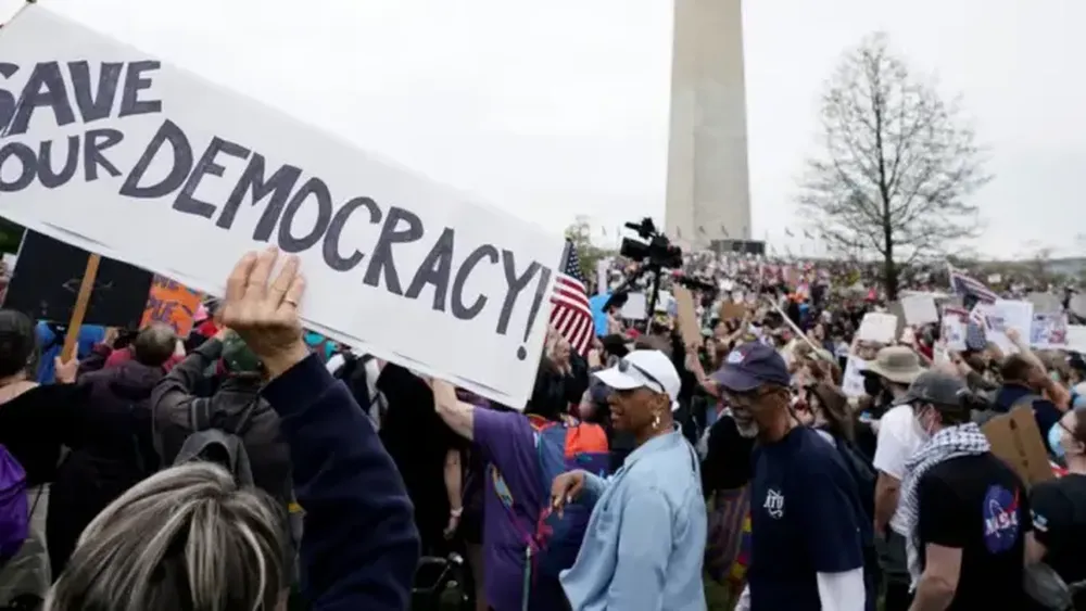 Hands off: Masivas movilizaciones en varias ciudades de EEUU exigen la renuncia del presidente Donald Trump