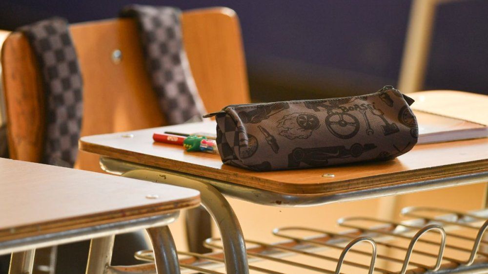 Violencia escolar - Pupitre con un estuche encima, en una sala de clase / Agencia Uno