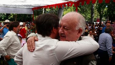 Fiesta de los Abrazos: Teillier celebra primer gobierno del PC que logra llegar a su fin de forma democrática