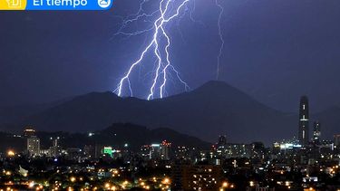 Lluvia en Santiago: Senapred recomienda evitar uso de teléfonos celulares por tormenta eléctrica