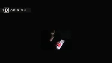 El Desconcierto | 25258 nino viendo un celular con un fondo negro.webp