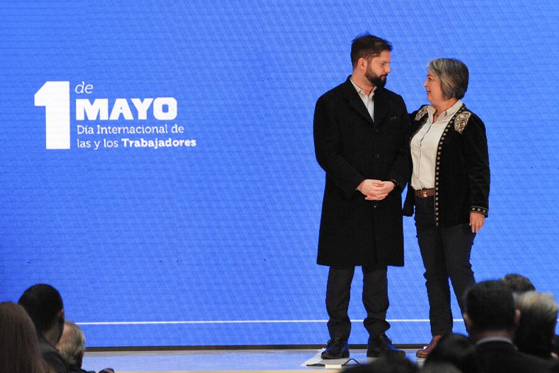 Presidente Boric y la ministra del Trabajo Jeannete Jara.jpg