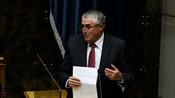 Exsenador Pizarro se querella contra empresario que le tomó foto íntima