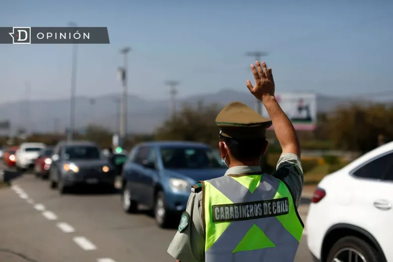 30235 imagen de un carabinero en una carretera.webp