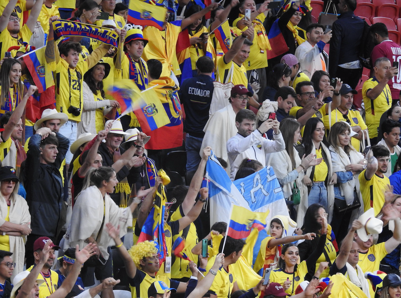 Fanaticada ecuatoriana en el partido inaugural de Qatar 2022.png