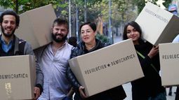 Frente Amplio entrega firmas al Servel para celebrar primarias legales con un 22% de margen más de lo requerido